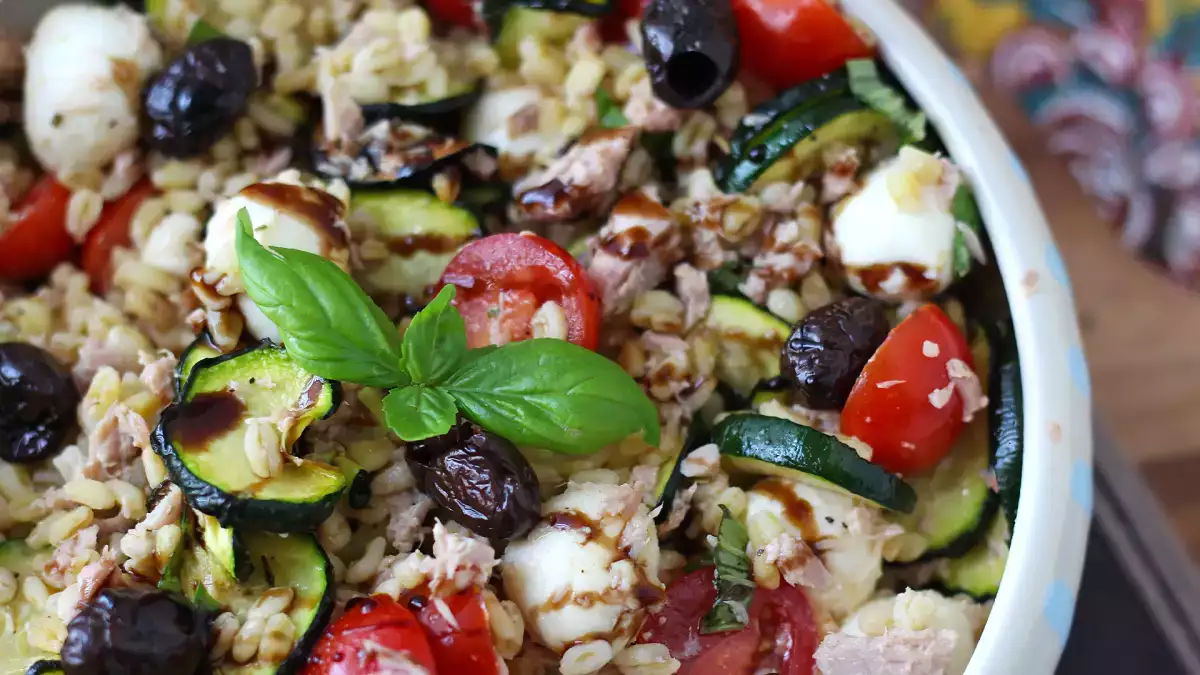 28 Rezepte für reichhaltige Salate, die als vollwertige Mahlzeit dienen