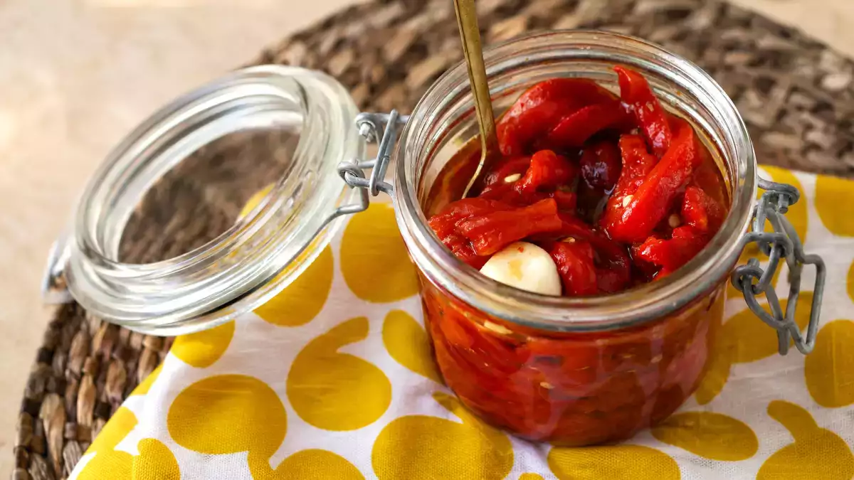 Der Trick mit den gerösteten Paprikaschoten, der jeden Sommersalat aufwertet: süßer, saftiger und leichter zu schälen