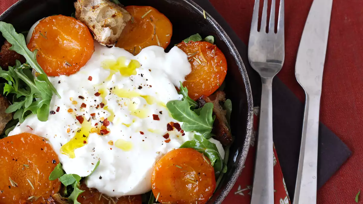 10 Sommersalate mit Käse: frische Rezepte mit Feta, Burrata, Mozzarella und Ziegenkäse