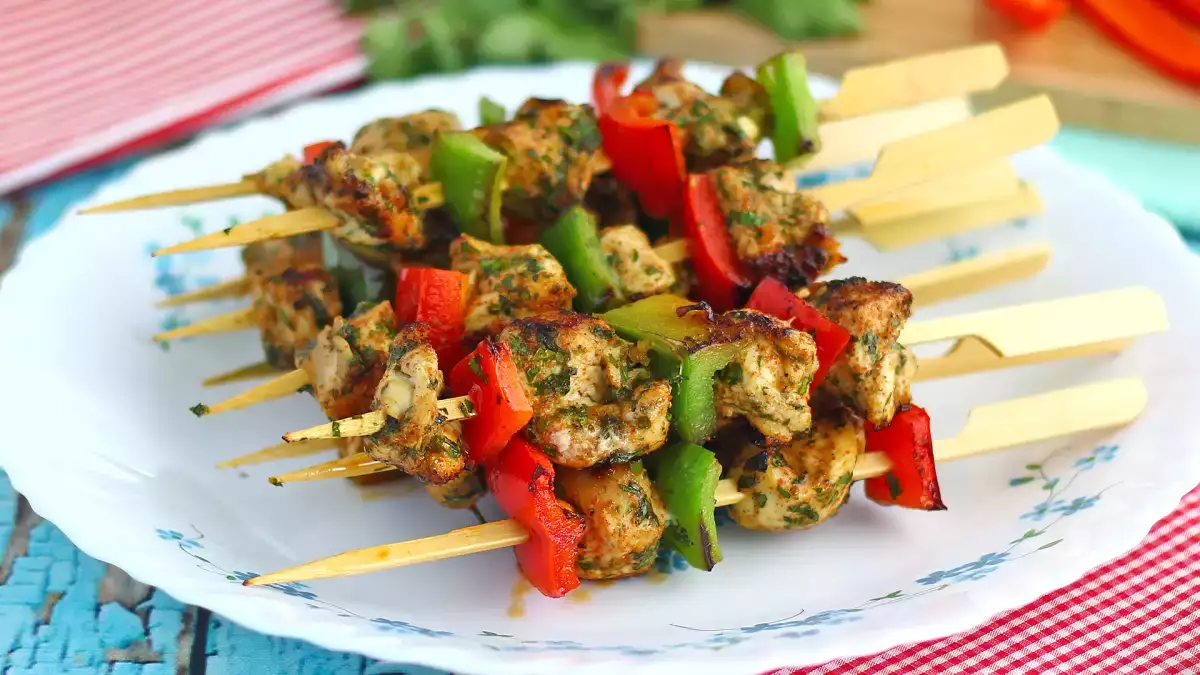 Grillgerichte und Salate: So stellt man ein leichtes Gericht zusammen, ohne hungrig zu bleiben