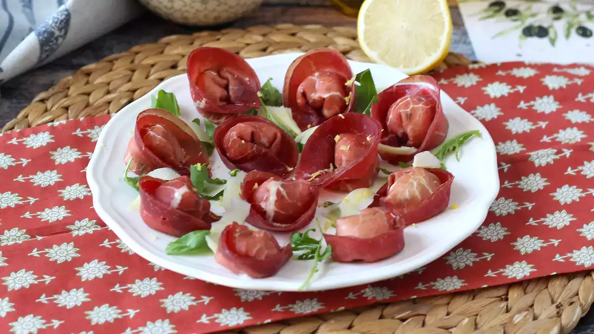 Drei schnelle und einfache Rezepte mit Bresaola: leckere Ideen für Mittag- und Abendessen, wenn du wenig Zeit hast