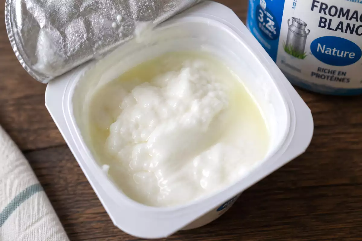Schwimmt Flüssigkeit auf Ihrem Quark? Das bedeutet nicht, dass er abgelaufen ist.