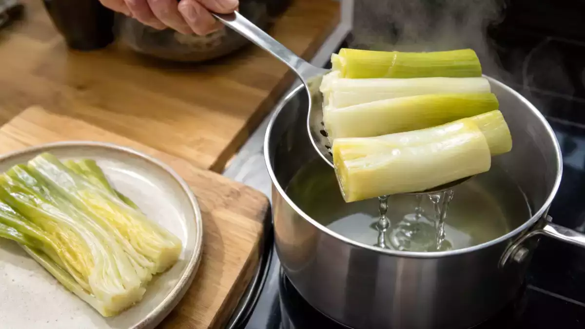 Wie kocht man Lauch, ohne dass er faserig oder wässrig wird?
