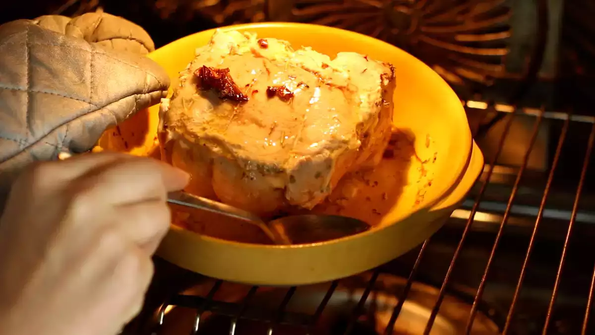 Schweinebraten aus dem Ofen, der nicht trocken wird: Die richtigen Schritte, damit das Fleisch saftig bleibt