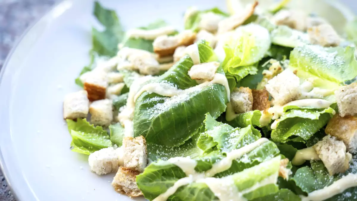 Das doppelte Dressing, das Salate, die in einer Brotdose mitgenommen werden, noch besser macht