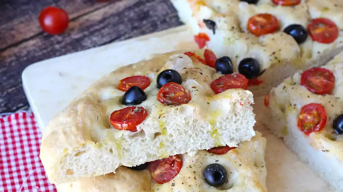 Diese dicke Focaccia mit Kirschtomaten und Oliven überzeugt schon allein durch ihren Duft: das Rezept, das man unbedingt ausprobieren sollte