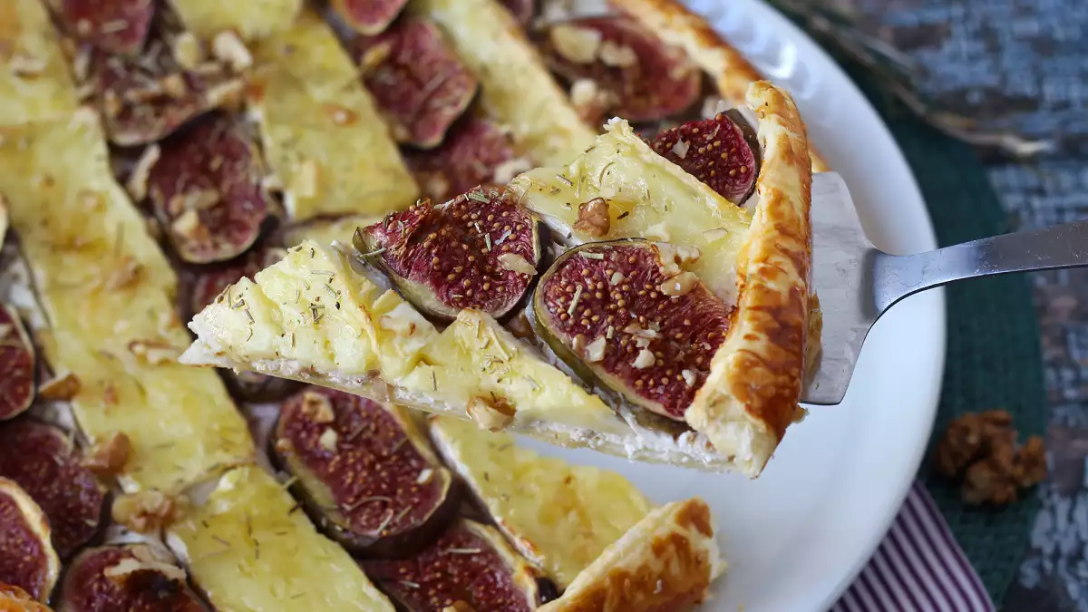 Probieren Sie noch vor Ende der Feigensaison diese dünne Tarte mit Brie und Walnüssen