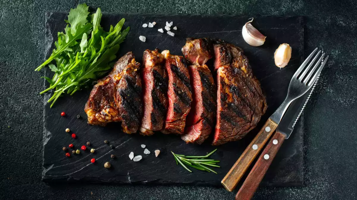 Verliert Ihr Fleisch beim Schneiden viel Saft? Ein paar Minuten zu warten, kann den Unterschied ausmachen