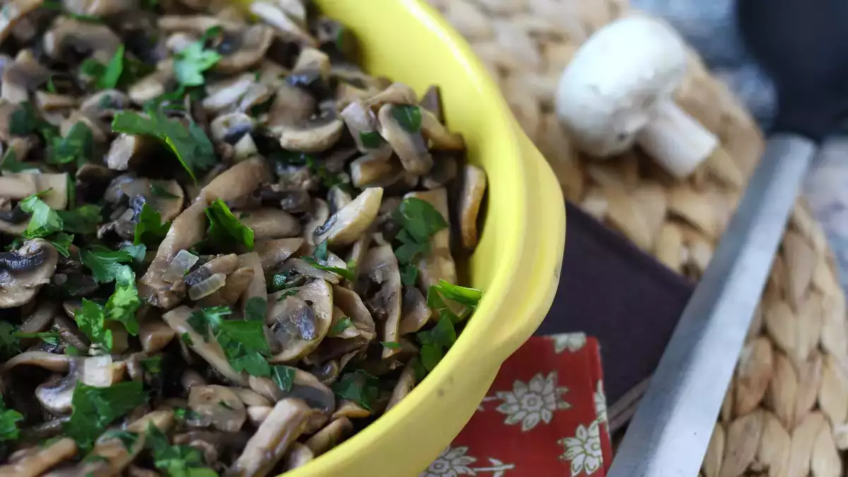 Pilze in der Pfanne – wann sollte man beim Braten Salz hinzufügen? Der richtige Zeitpunkt, um den Geschmack zu unterstreichen und ein wirklich leckeres Ergebnis zu erzielen
