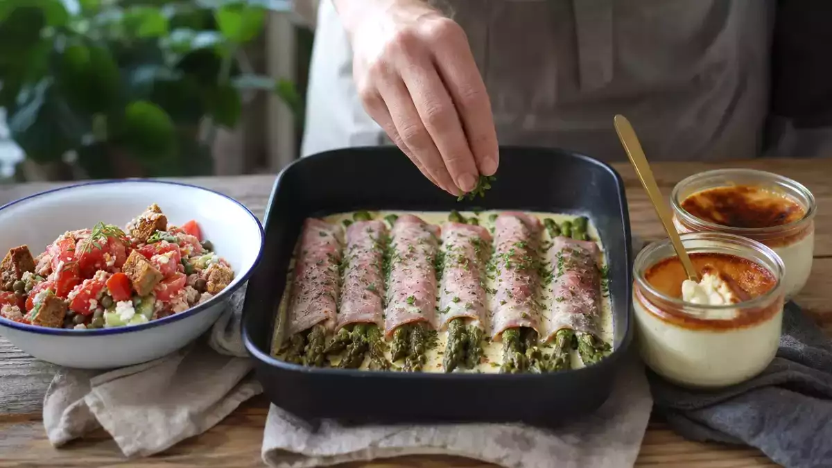 Tagesmenü, 6. Oktober 2026: Tomatensalat, grüner Spargel im Schinken-Kartoffelmantel und Eiercreme aus dem Airfryer