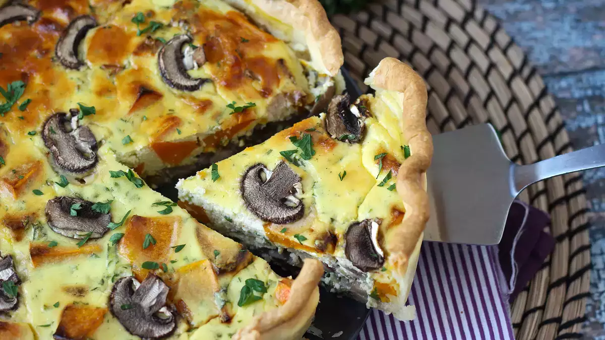 Quiche mit Hokkaido-Kürbis und Pilzen: ein einfaches, zartschmelzendes Herbstrezept