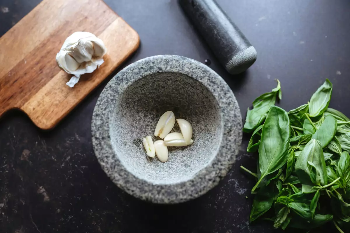 Mörser oder Mixer? Die altbewährte Methode, die den Geschmack von Rezepten wirklich verändert
