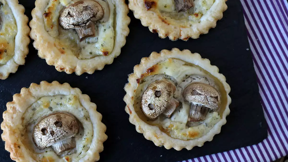 Diese kleinen Pilztörtchen sind perfekt für die Halloweenparty
