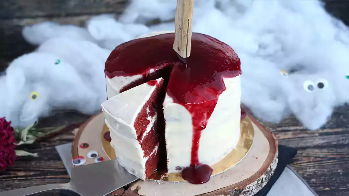 Red Velvet zu Halloween: Der spektakuläre Kuchen, der sofort Eindruck macht