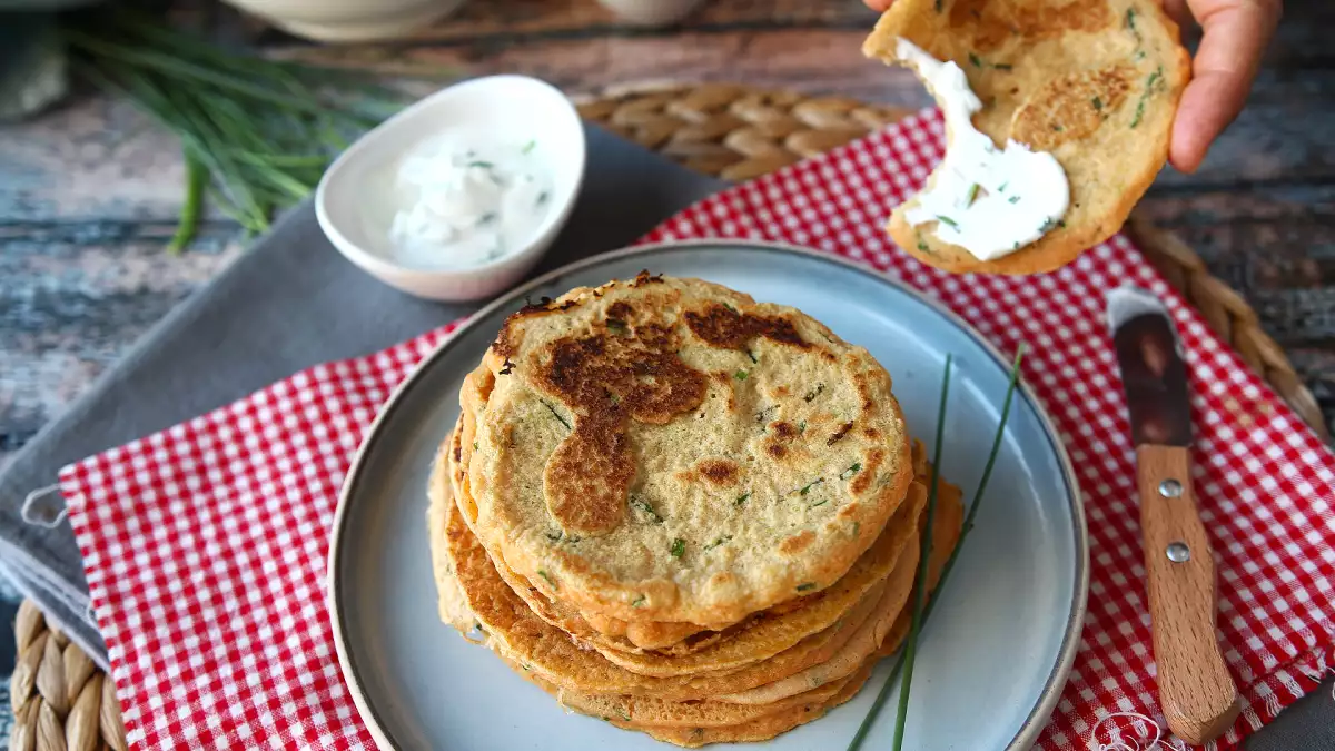 Fluffig, leicht und proteinreich: Diese herzhaften Pfannkuchen enthalten eine Zutat, die dich überraschen wird
