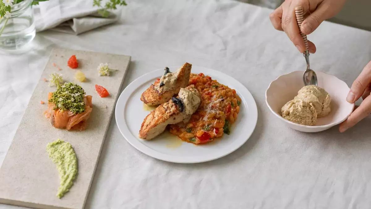 Tagesmenü, 16. Oktober 2026: Zitrus-Lachs, Jalapeño-Risotto mit Wildhuhn und Bananen-Nicecream