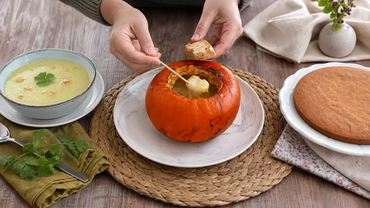 Tagesmenü, 18. Oktober: Cremige Lauchsuppe, Kürbisfondue mit Reblochon und Apfelmus-Sojakuchen