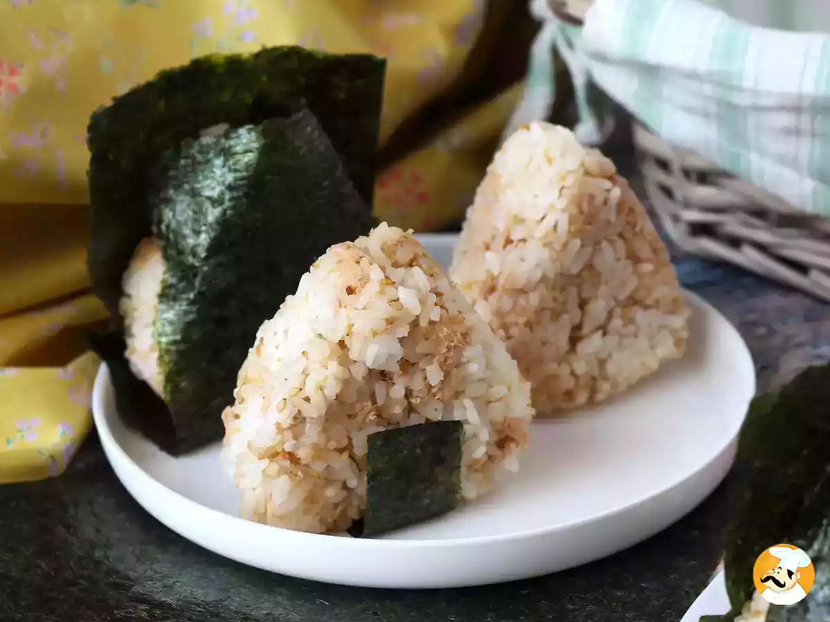 Wie verpackt man ein Onigiri und hält den Seetang knackig?