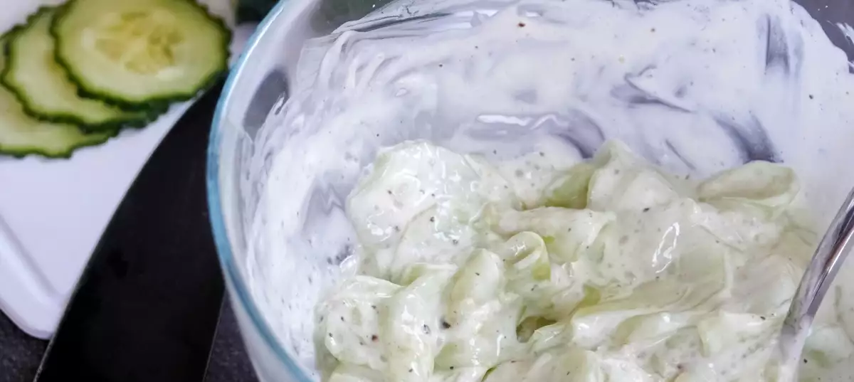 Tzatziki wird wässrig? So bleibt der Gurken-Joghurt-Dip cremig