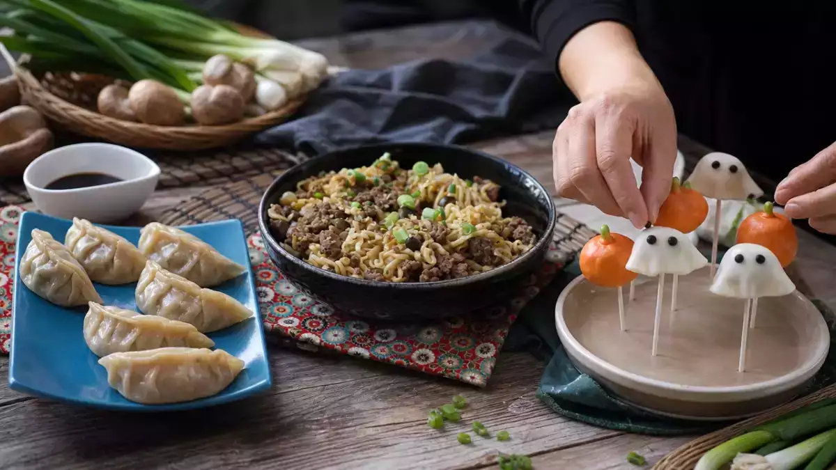 Tagesmenü, 31. Oktober: Knusprige Gyoza, schnelle Rindfleisch-Instantnudeln und Halloween-Cake-Pops