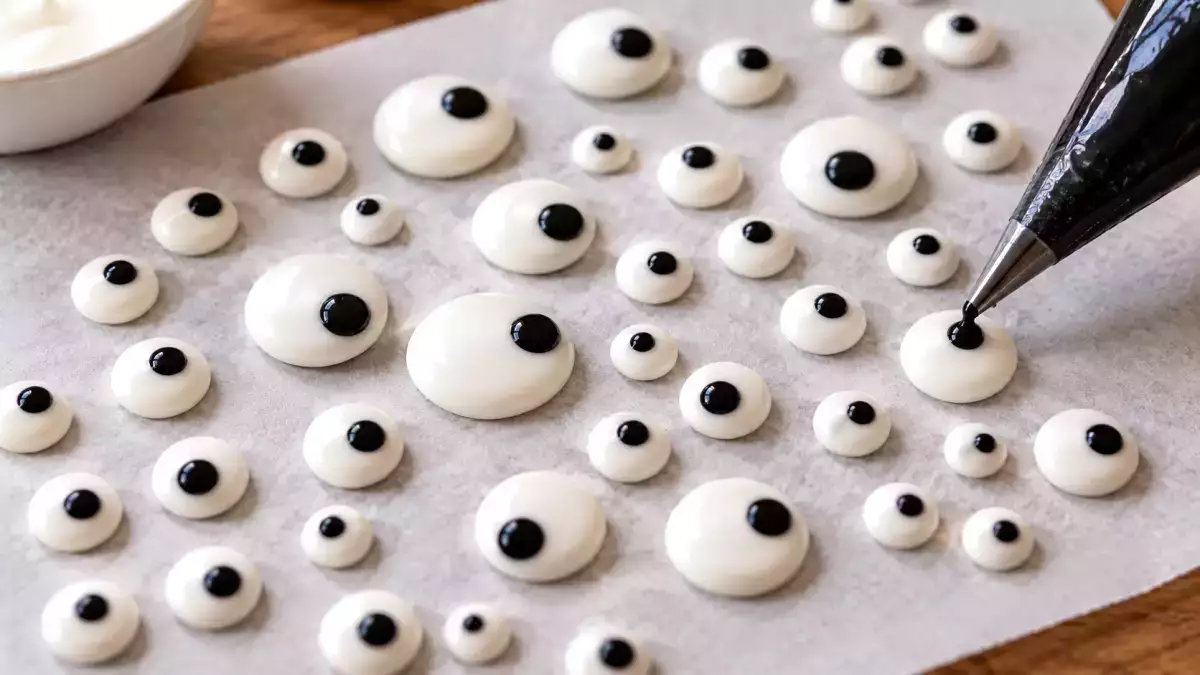 Zuckeraugen selber machen: Die einfache Halloween-Deko mit nur 3 Zutaten