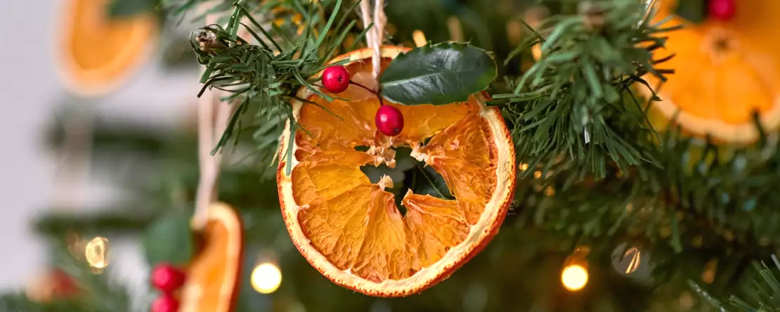 Wie man getrocknete Orangen für die Weihnachtsdekoration herstellt (und das Haus festlich duften lässt)