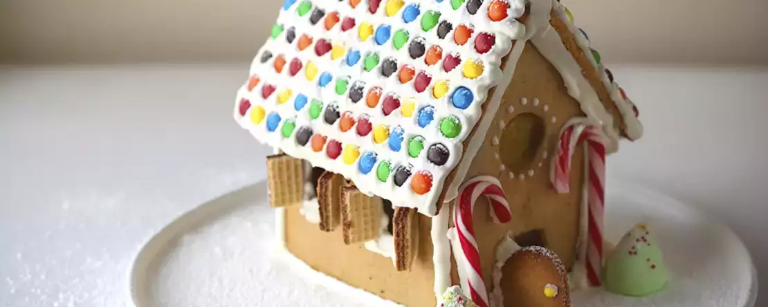Wie man ein Lebkuchenhaus von Grund auf selbst herstellt (und es sieht umwerfend aus)