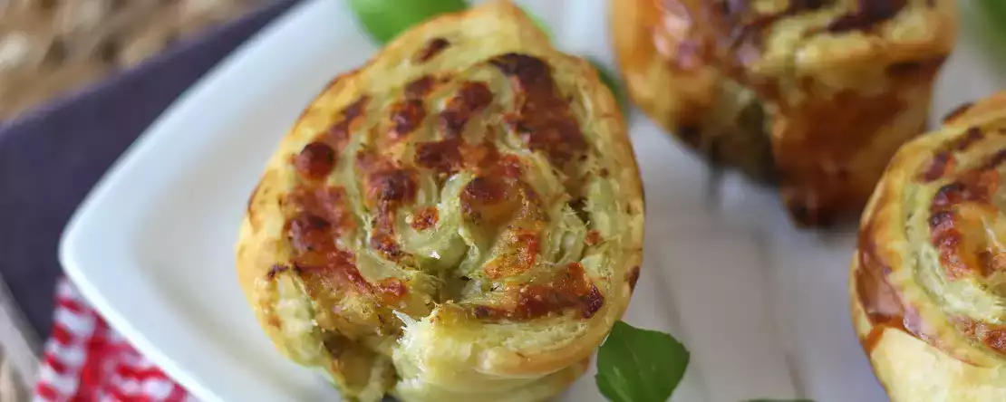 Diese Blätterteigtaschen mit Pesto sind in 15 Minuten zubereitet ... und noch schneller wieder verschwunden