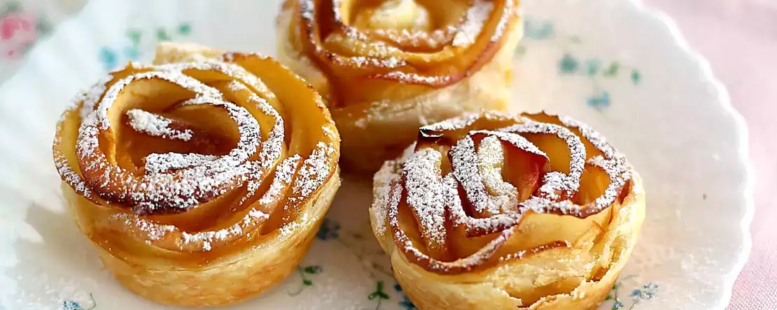 Rosen aus Apfel und Blätterteig: das Valentinstagsdessert, das wie ein Gebäckstück aussieht.