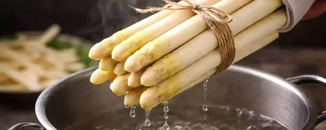 Warum Spitzenköche weißen Spargel im Bündel kochen