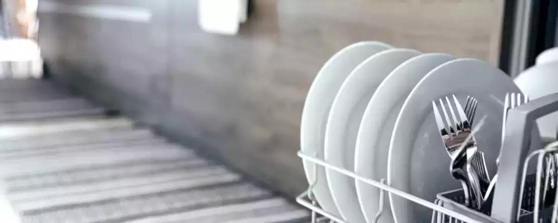 Sollten Sie Ihr Geschirr spülen, bevor Sie es in den Geschirrspüler stellen - sagen die Experten