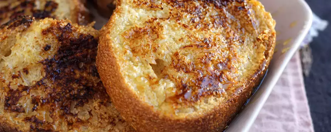 Welches Brot eignet sich am besten für die Zubereitung von Torrijas und warum ist nicht jedes Brot geeignet?