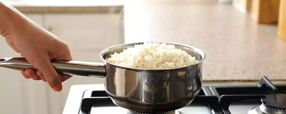 Die beste Art, gekochten Reis aufzubewahren, damit er am nächsten Tag nicht trocken und geschmacklos ist