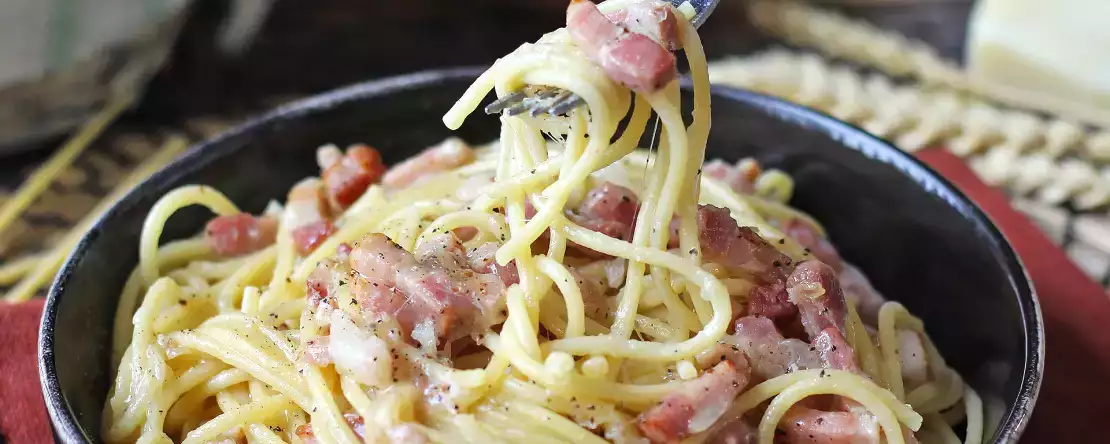 Speckwürfel: die Zutat, die Sie immer im Kühlschrank haben und 12 geniale Rezepte, die jedes Abendessen retten (schnell und unwiderstehlich)