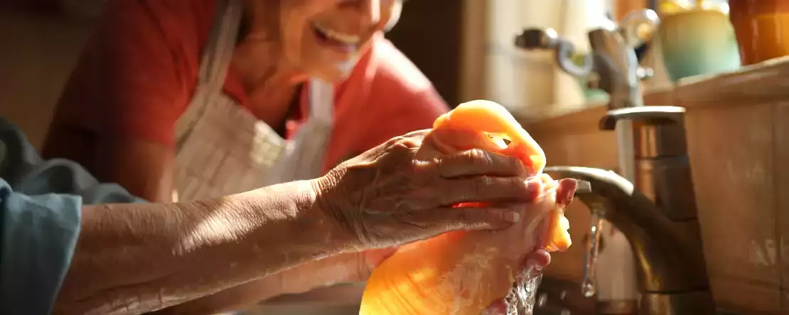 Muss man Hühnerfleisch wirklich waschen, bevor man es kocht? Die Wahrheit, die dir deine Mutter und Großmutter nie erzählt haben
