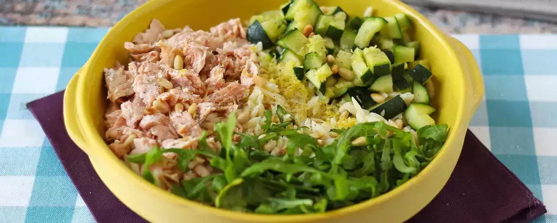 Orzo: was es ist, wie man es kocht und warum diese kleine Pasta so gut in Suppen, Salaten und cremigen Gerichten funktioniert.