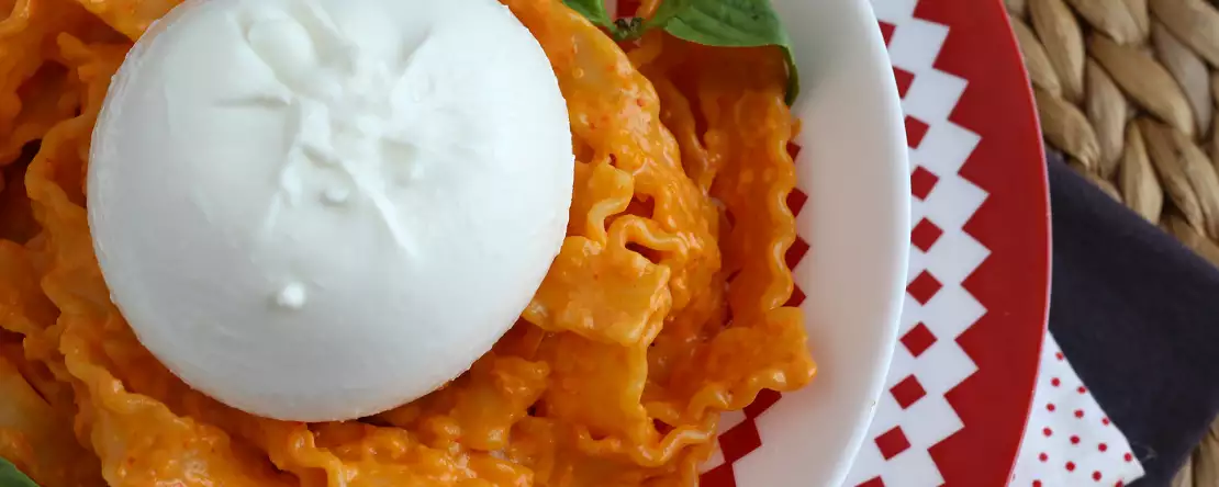 Beeindrucken Sie Ihre Gäste mit 9 erhabenen Burrata-Rezepten für sonnige Mahlzeiten.