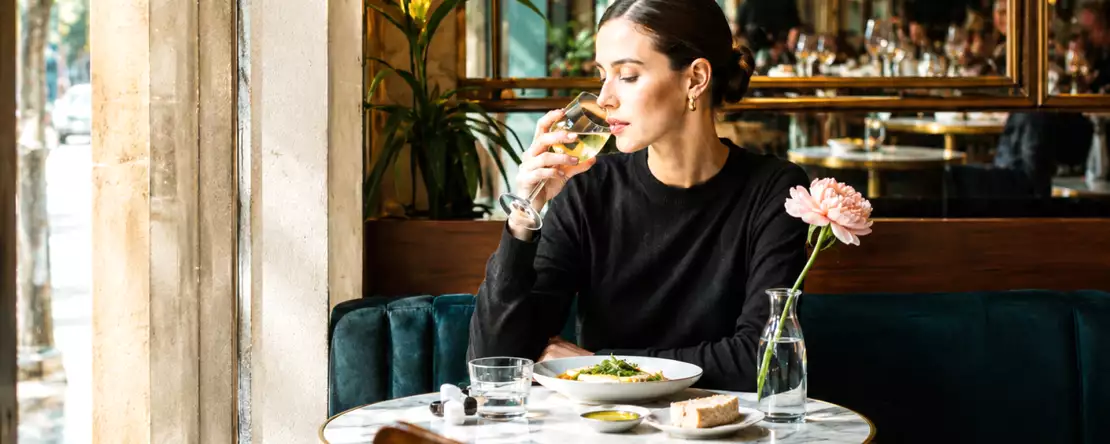 Der Tisch für eine Theorie: Warum sich alleine essen nicht mehr wie eine Niederlage anfühlt, sondern wie ein kleiner Luxus