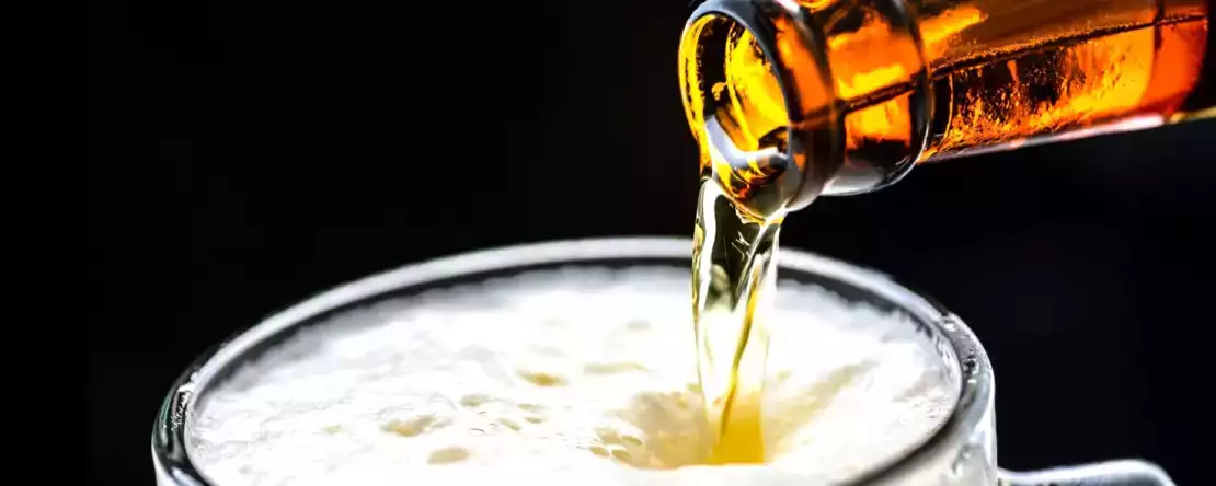 Warum schäumt Bier weniger, wenn man das Glas kippt?