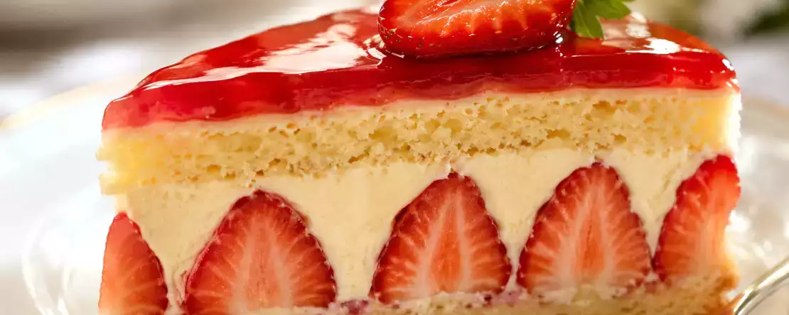 Ikonische Rezepte mit Erdbeeren: von Pavlova bis Fraisier für eine Reise durch die Desserts der Welt.