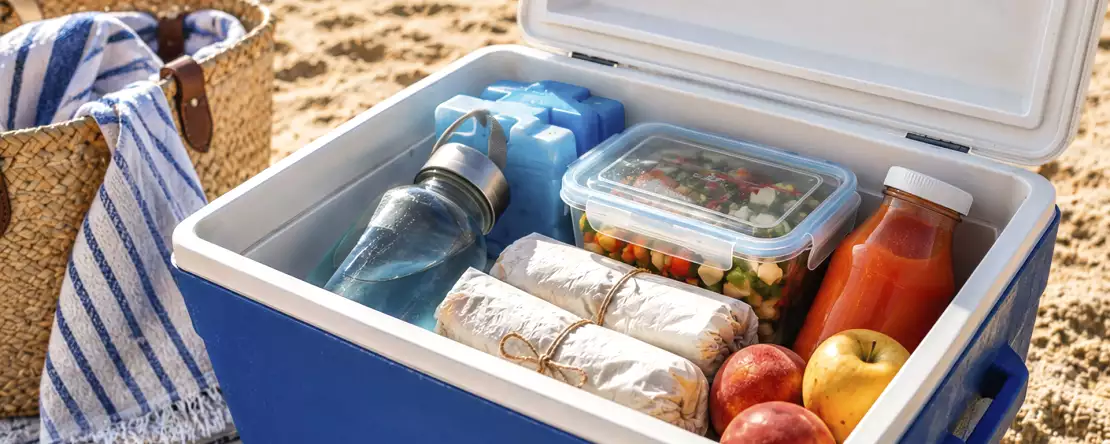 Wie Sie Ihre Kühltasche am Strand organisieren: Was gehört nach unten, was nach oben und was sollten Sie nicht mitnehmen?