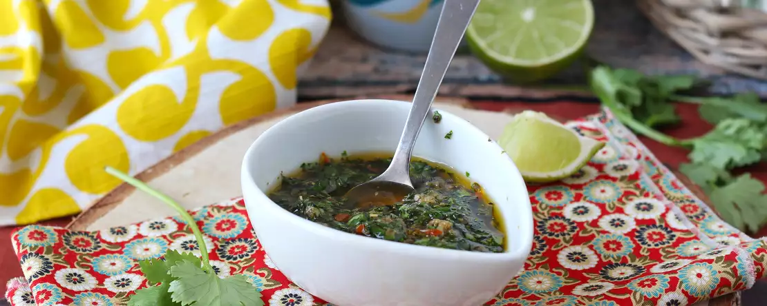 Chimichurri, die argentinische Sauce, die bei deinen Grillpartys nicht fehlen darf: Was sie enthält und drei Tipps für ein perfektes Ergebnis