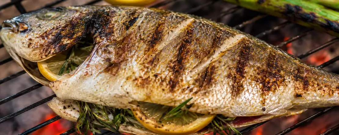 Fisch vom Grill: Tipps, damit er nicht anklebt, nicht zerfällt und genau richtig saftig wird