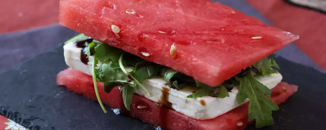 Nie wieder nur als Dessert: Sechs herzhafte Rezepte mit Wassermelone, die überraschen und ihren Geschmack neu interpretieren
