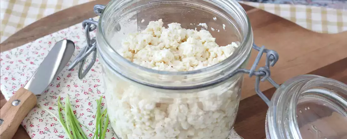 Wie stellt man selbst Hüttenkäse her? Das supergünstige Rezept mit nur zwei Zutaten!