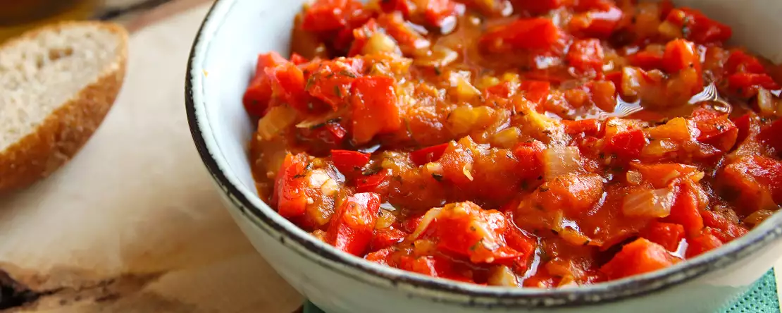 Bereite im Sommer die Tomaten-Paprika-Soße zu und friere sie ein: Im Winter ist sie die Rettung für die Pasta – und nicht nur dafür