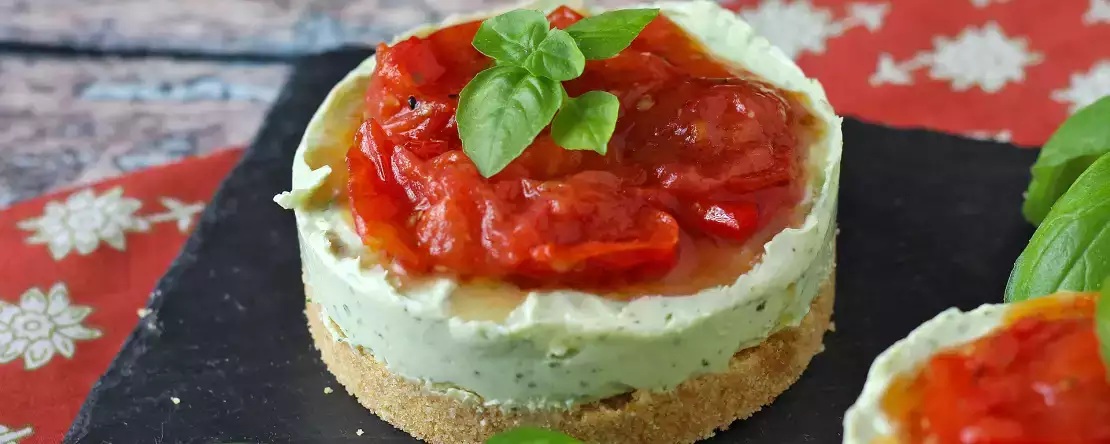 Kleine herzhafte Käsekuchen in Einzelportionen: frisch, cremig und einfach zu servieren – für jeden Anlass