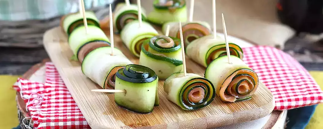 Zu viele Zucchini? Dieses Rezept mit gerollten Zucchini-Röllchen lässt sich kalt genießen und ist eine willkommene Abwechslung zum Gratin.