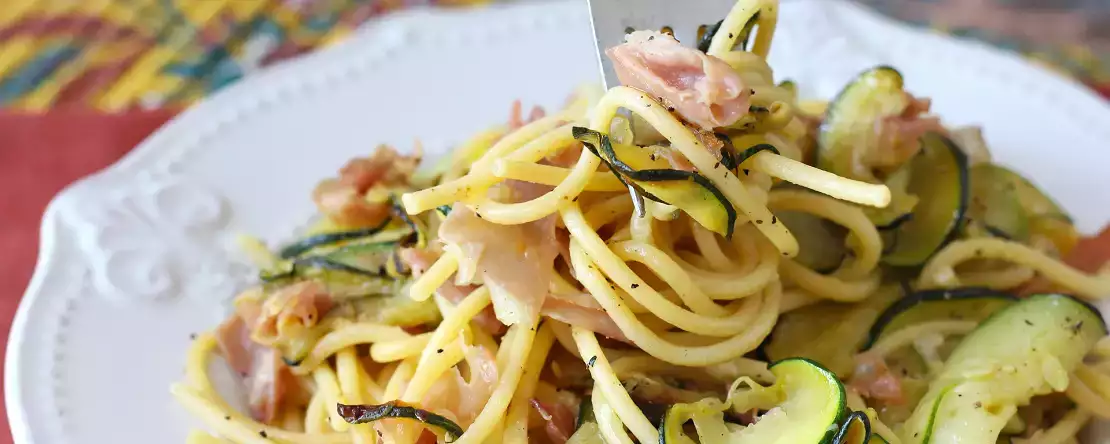 9 Nudelrezepte mit Zucchini, die Sie unbedingt probieren sollten: cremig, schnell zubereitet und unwiderstehlich für den Sommer