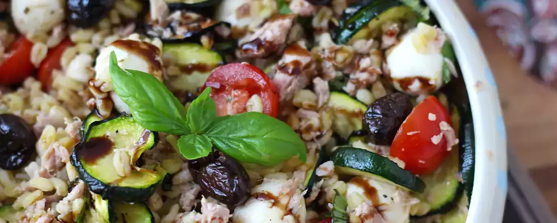 28 Rezepte für reichhaltige Salate, die als vollwertige Mahlzeit dienen